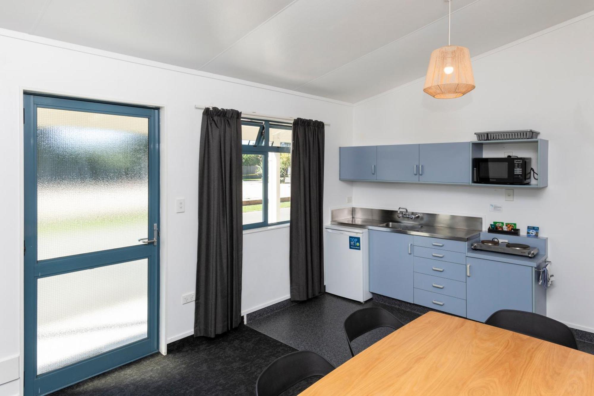 Waikanae Beach Top 10 Holiday Park 기즈번 외부 사진