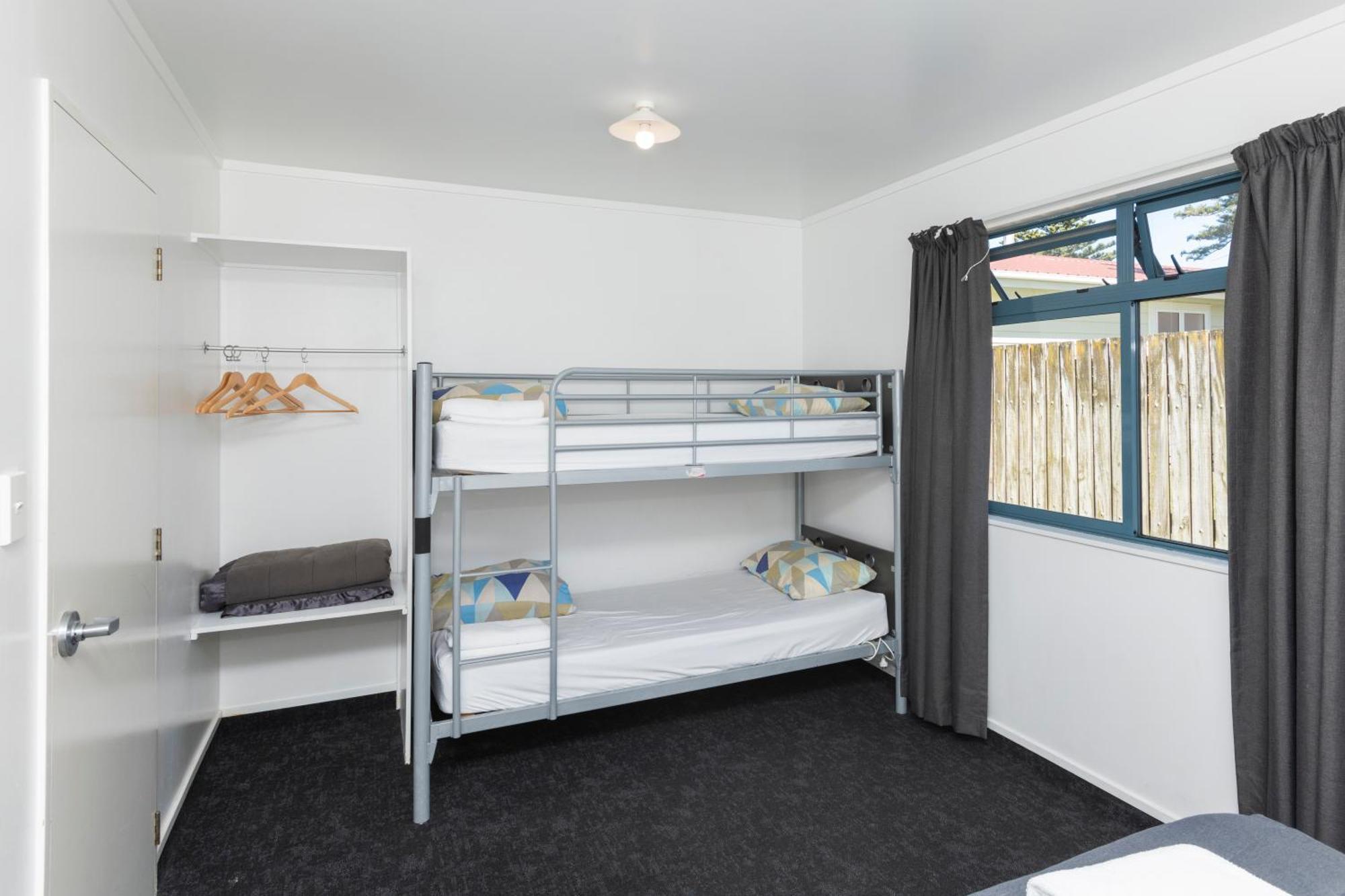 Waikanae Beach Top 10 Holiday Park 기즈번 외부 사진