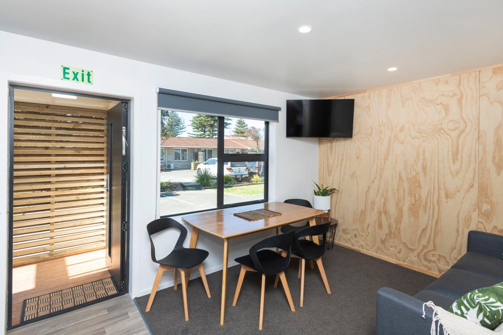 Waikanae Beach Top 10 Holiday Park 기즈번 외부 사진