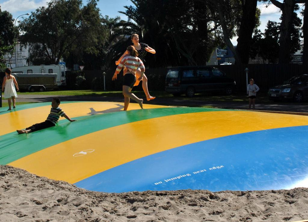 Waikanae Beach Top 10 Holiday Park 기즈번 외부 사진