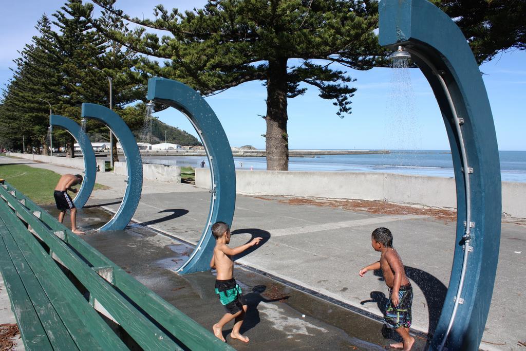 Waikanae Beach Top 10 Holiday Park 기즈번 외부 사진