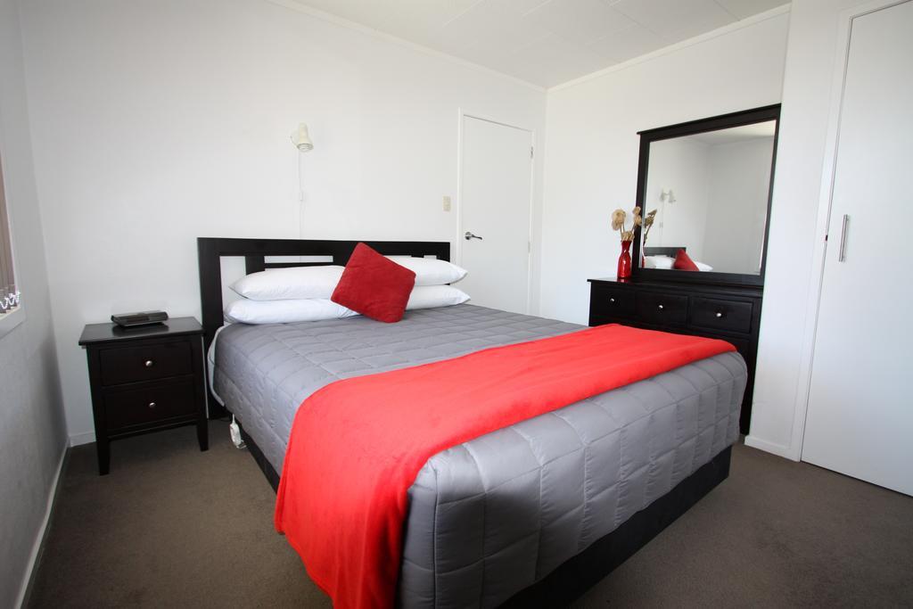 Waikanae Beach Top 10 Holiday Park 기즈번 객실 사진