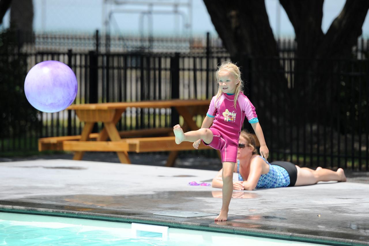Waikanae Beach Top 10 Holiday Park 기즈번 외부 사진